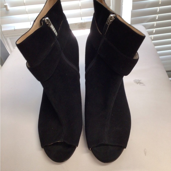 Neiman Marcus Suede Open Toe Shoes 9 - Picture 5 of 12